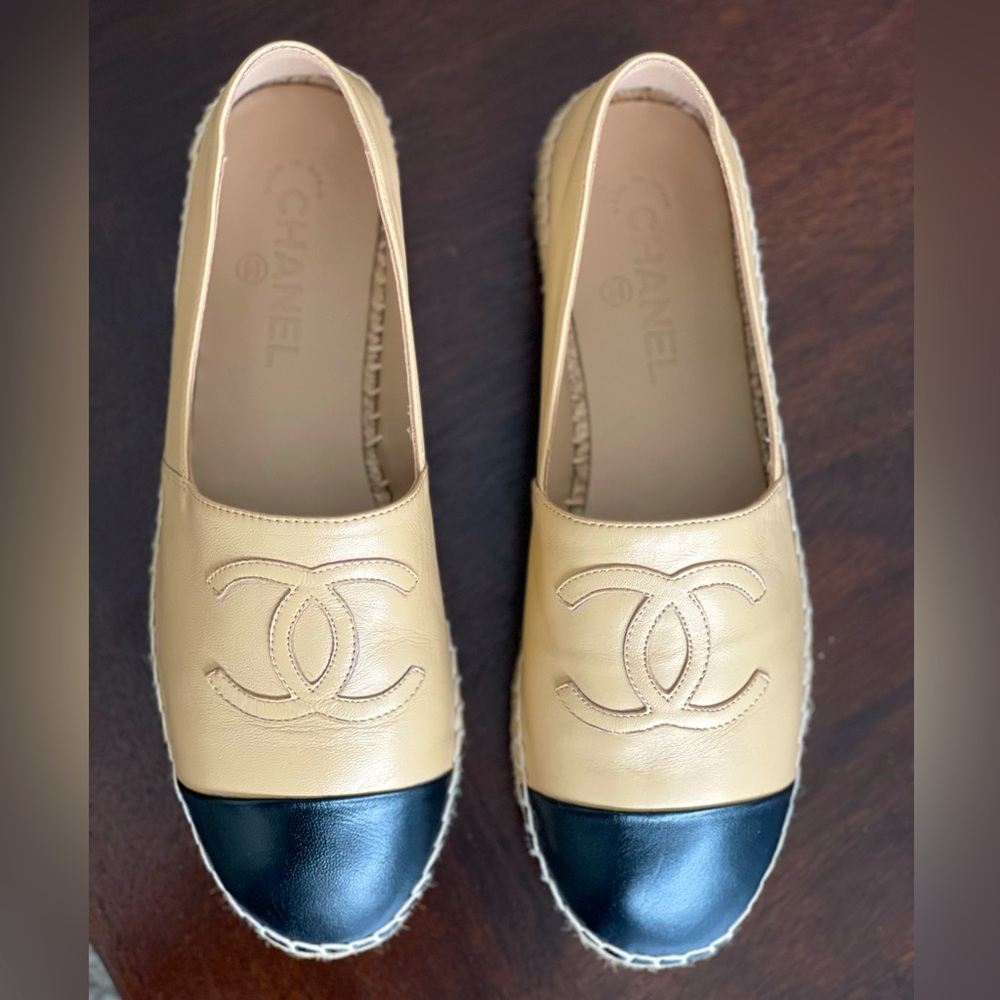 CHANEL
Lambskin Espadrilles Beige Black